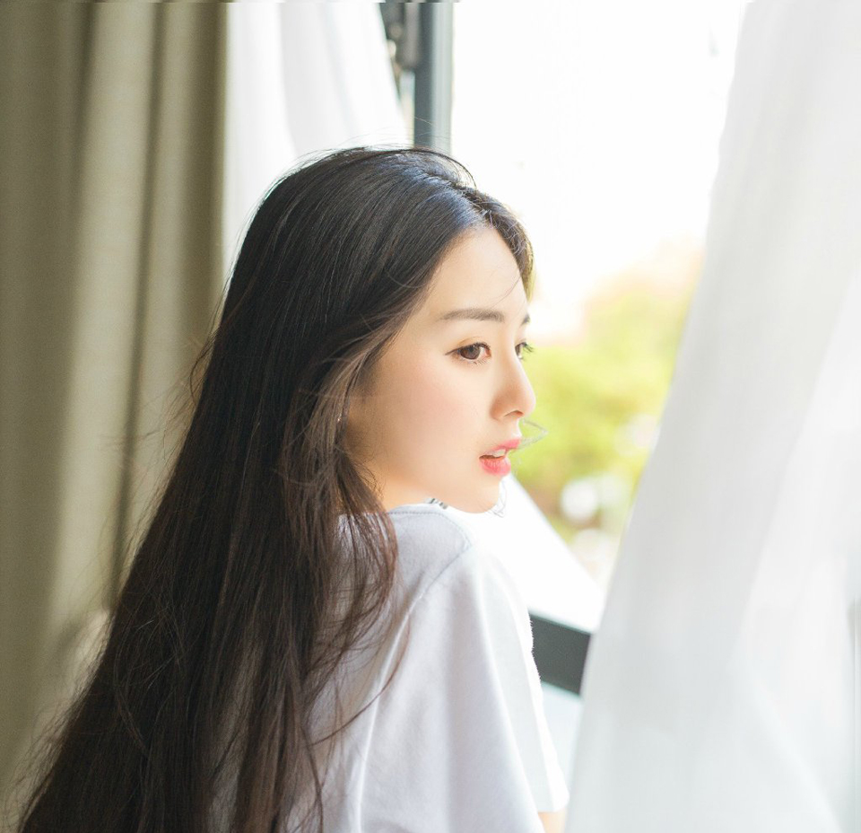 想到这里，刘璝摇了摇头，不管如何，今日定要见到主公，一路上无人阻拦，刘璝径直来到刘璋的卧房之外，正要推门而入，里面突然传来女子痴痴的荡笑声，中间还夹杂着男人粗重的喘息声。